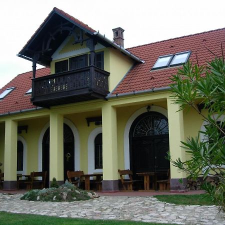 Kisharsány Nitt Pince Es Panzio B&B 외부 사진