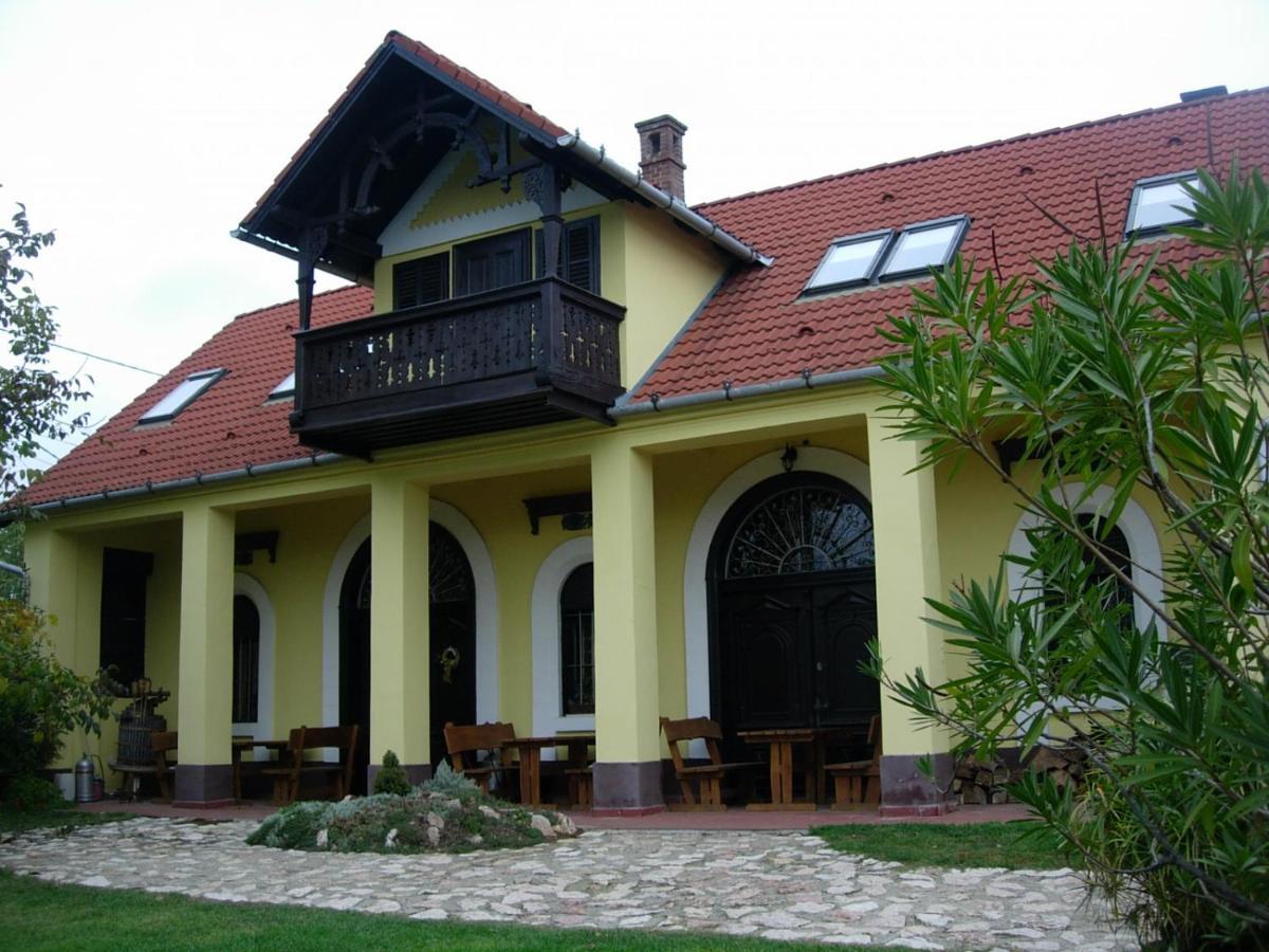Kisharsány Nitt Pince Es Panzio B&B 외부 사진